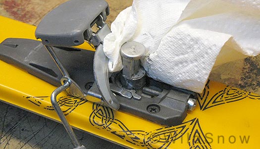 Cleaning backcountry skiing bindings Cleaning backcountry skiing bindings