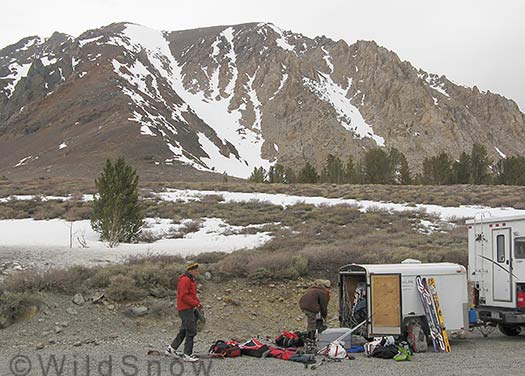Virginia Lakes trailhead, with Dunderberg rising behind. Virginia Lakes trailhead, with Dunderberg rising behind.