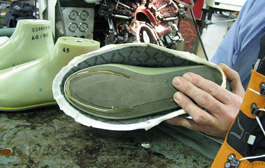 Last inserted in the upper part of the backcountry climbing boot. Last inserted in the upper part of the backcountry climbing boot.