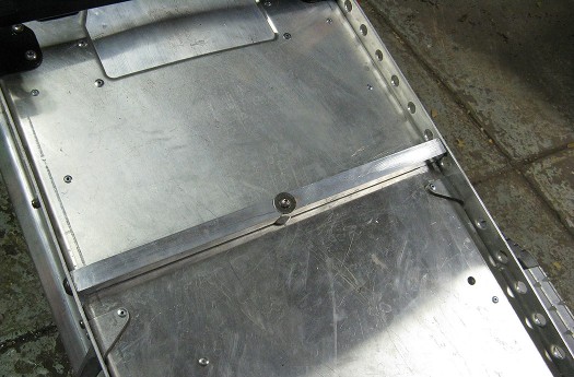 Stuck this chunk of rectangular alu tube across the tunnel. Stuck this chunk of rectangular alu tube across the tunnel.