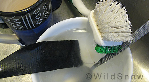 Washing Gecko skins. Washing Gecko skins.