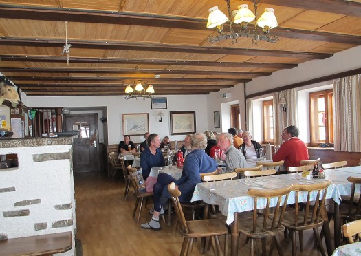 Busch Hutte stube, the hut was perhaps half full. Perfect. Busch Hutte stube, the hut was perhaps half full. Perfect.
