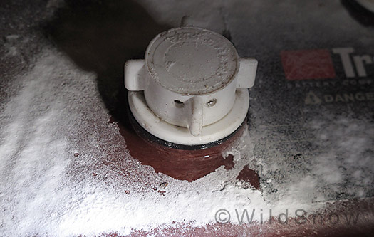 Battery cell cap, with boil seepage. Battery cell cap, with boil seepage.