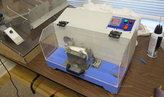 Pillow in the rubbing machine. Any fill material that exits is counted and evaluated. Pillow in the rubbing machine. Any fill material that exits is counted and evaluated.