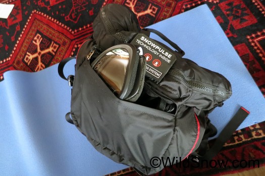 Brain (top flap) is large enough to cover the sack opening, but the top pocket is almost too small for goggles. Brain (top flap) is large enough to cover the sack opening, but the top pocket is almost too small for goggles.