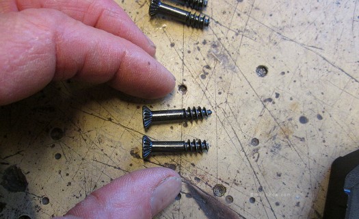 28 mm screw at top, one below is shortened about 2 mm which made it fine for the thickness of the skis we mounted. Be super careful with screw length. 28 mm screw at top, one below is shortened about 2 mm which made it fine for the thickness of the skis we mounted. Be super careful with screw length.