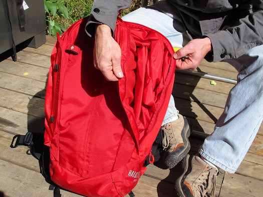 The side flap, showing the cable actuated catch system. Easily opened without triggering inflation. The side flap, showing the cable actuated catch system. Easily opened without triggering inflation.