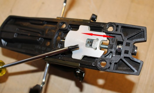 Guts exposed. A thin stainless steel plate sits between the spindle base (shown) and the ski top skin. Guts exposed. A thin stainless steel plate sits between the spindle base (shown) and the ski top skin.