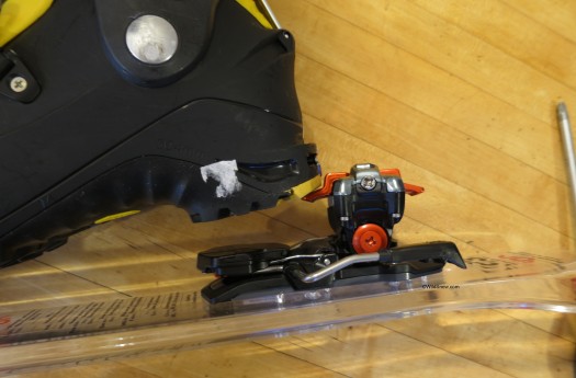 Medium 'regular' climbing lift is a simple flip-down tab that works either direction depending on which position you rotate the heel unit to. Medium 'regular' climbing lift is a simple flip-down tab that works either direction depending on which position you rotate the heel unit to.