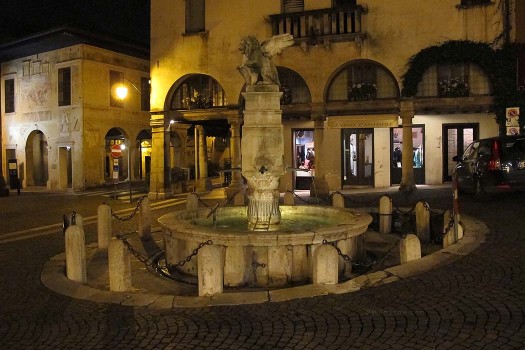 Start of our memorable visit, sipping Prosecco by the Fontana Maggiore. From 1575 to the 1930's, the fountain in the center of Asolo was the main way to collect water from the underground aqueducts. Start of our memorable visit, sipping Prosecco by the Fontana Maggiore. From 1575 to the 1930's, the fountain in the center of Asolo was the main way to collect water from the underground aqueducts.