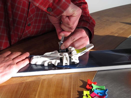While mounting the binding, you must snug up the lock nut on the boot compensation adjustment gently. While mounting the binding, you must snug up the lock nut on the boot compensation adjustment gently.