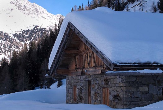 When you enter the hanging valley you cross through this alm with a nice summer house. When you enter the hanging valley you cross through this alm with a nice summer house.