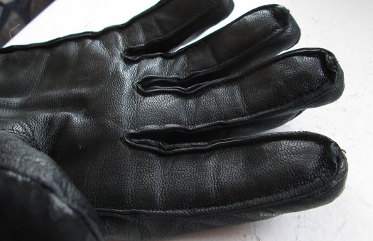 Reversed finger seams are a quantum leap in durability compared to how the sticking wears on many other gloves. Reversed finger seams are a quantum leap in durability compared to how the stitching wears on many other gloves.