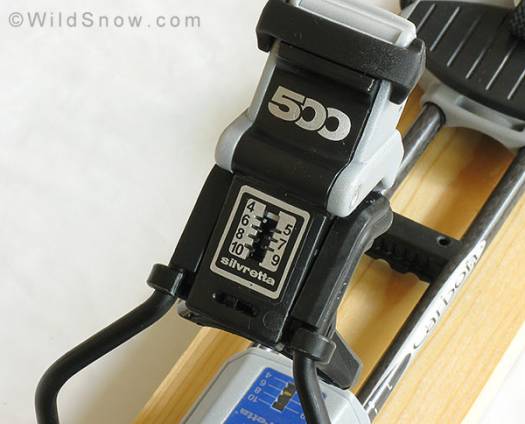 As mentioned above, the 500 heel unit is basically the same as a Silvretta model 404. Change setting by flipping open a hatch on top of the heel unit and rotating an obvious screw head. As mentioned above, the 500 heel unit is basically the same as a Silvretta model 404. Change setting by flipping open a hatch on top of the heel unit and rotating an obvious screw head.