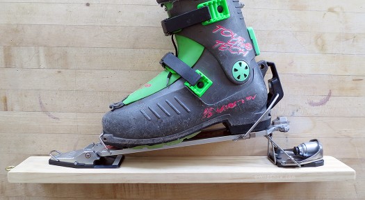 Su-matic Tour ski binding in tour mode with heel lift engaged.