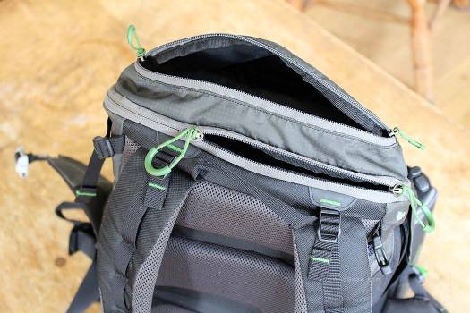 I like the top zipper compartment, roomy enough to be useful.