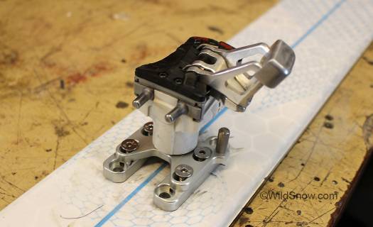 Maruelli Antitwist aftermarket mount plate and spindle (integrated) for Dynafit Speed ski touring binding. Maruelli Antitwist aftermarket mount plate and spindle (integrated) for Dynafit Speed ski touring binding.