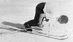 Vorlage depended on the same "heel retention" that modern "active" telemark bindings provide, and was really just a form of heel retention that could be used to lever skis just as an alpine skier does with his heels latched down (note the torque of the vorlage levering this man's ski tails off the snow, and thus bending the skis into an arc, circa 1944).