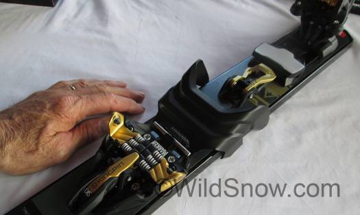 Toe unit boasting the '6-pack' springs, available crampon mounts in what appears to be a strong slot. Toe unit boasting the '6-pack' springs, available crampon mounts in what appears to be a strong slot.