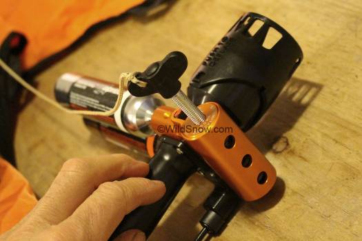 Alpride trigger system is a spring loaded firing pin configuration that punctures the cartridges when you pull the trigger handle. You cock the trigger by screwing in this simple threaded loader. The loader is attached to the pack and weighs 20 grams. It apparently can be left at home if you're not planning on renewing cartridges in the field. Alpride trigger system is a spring loaded firing pin configuration that punctures the cartridges when you pull the trigger handle. You cock the trigger by screwing in this simple threaded loader. The loader is attached to the pack and weighs 20 grams. It apparently can be left at home if you're not planning on renewing cartridges in the field.