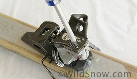 Next, use your Torx screwdriver to remove the fasteners holding the top plate. Lift the top plate off. Next, use your Torx screwdriver to remove the fasteners holding the top plate. Lift the top plate off.