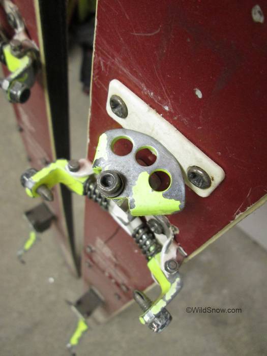 Early Low-Tec bindings locked by rotating this cam so it jammed against the white plastic screwed to the ski. Early Low-Tec bindings locked by rotating this cam so it jammed against the white plastic screwed to the ski.