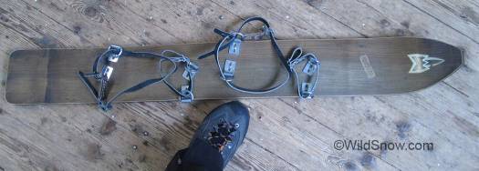 The bindings are basic 'long thong' type from the 1960s, mounted at an angled stance rather than aligned forward. The bindings are basic 'long thong' type from the 1960s, mounted at an angled stance rather than aligned forward.