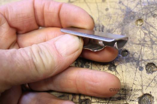 Shark is a simple fold of steel with internal teeth. You crimp it to the skin tail by tapping with a hammer or squeezing in a vise. Shark is a simple fold of steel with internal teeth, you crimp it to the skin tail by tapping with a hammer or squeezing in a vise.