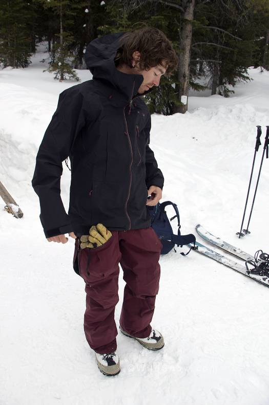 Pow-Slayer bib (medium) with the Pow-Slayer jacket (small). Definitely worth noting the size difference. The large thigh pockets are a winning feature for sure. Pow-Slayer bib (medium) with the Pow-Slayer jacket (small). Definitely worth noting the size difference. The large thigh pockets are a winning feature for sure.