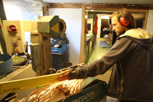 Cutting mold flash and finishing are all done by hand. Cutting mold flash and finishing are all done by hand.