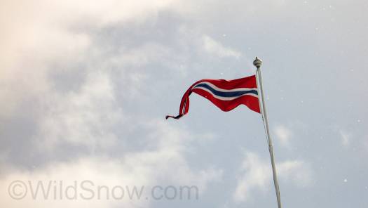Flag on the lodge. All hail Norway, land of glisse.