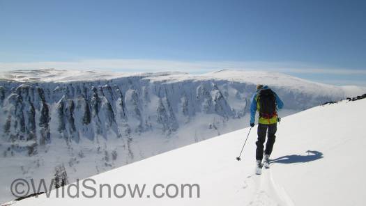 Terrain up here varies from easy ridges to this coolie-fest. Terrain up here varies from easy ridges to this coolie-fest.