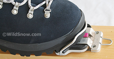 Detail of toe bail that makes possible the use of crampon compatible mountaineering boots instead of ski boots. Detail of toe bail that makes possible the use of crampon compatible mountaineering boots instead of ski boots.
