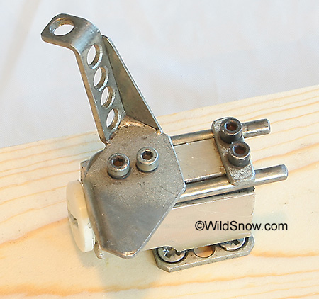 The heel unit had no for/aft adjustment, so you had to mount it with care. Some modern race bindings use a similar type of base plate, to save weight. The heel unit had no for/aft adjustment, so you had to mount it with care. Some modern race bindings use a similar type of base plate, to save weight.