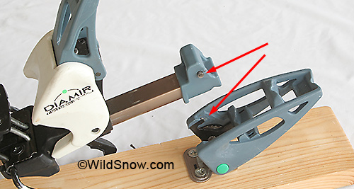 To engage in alpine mode, you simply drop the rear of the plate down into the latch, then pull the latch up. This engages the arrow indicated pin with associated slot. 