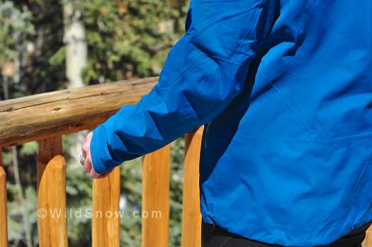 Articulated arm joints and a slightly longer athletic women’s fit make this layer nice during lots of upper body movement. Articulated arm joints and a slightly longer athletic women’s fit make this layer nice during lots of upper body movement.