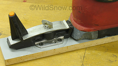 The heel uses a Ramer latch system, only with the rear part of the Ramer binding plate built into the boot heel. The heel uses a Ramer latch system, only with the rear part of the Ramer binding plate built into the boot heel.