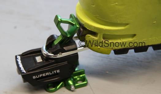 The binding appears to have a high lift, but when the flipper is in that position it doesn't end up under the boot heel. The binding appears to have a high lift, but when the flipper is in that position it doesn't end up under the boot heel.
