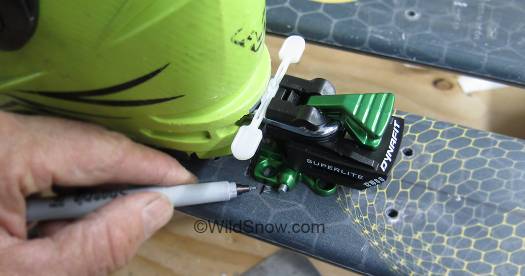 Marking fore-aft position of heel unit screws, this is tricky. Marking fore-aft position of heel unit screws, this is tricky.