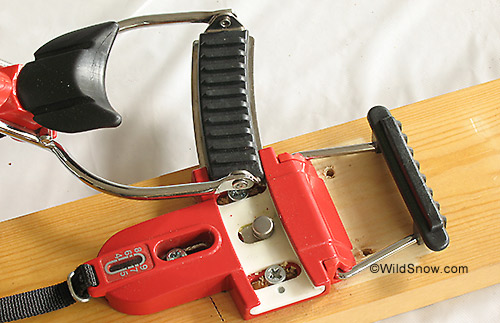Lateral release functions the same as all other Silvretta backcountry skiing bindings from this period; by having the boot latch assembly slide to the side. See the Silvretta 404 museum display for release details.