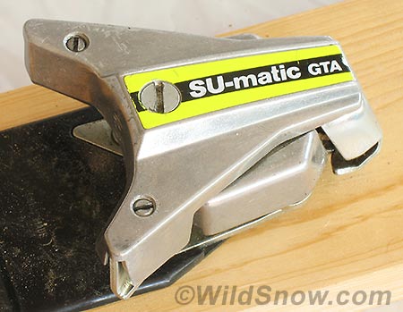 Toe unit details. Toe height adjustment is easily done with a small flat blade screwdriver, by rotating the visible screw heads. Conventional for its day. Toe unit details. Toe height adjustment is easily done with a small flat blade screwdriver, by rotating the visible screw heads. Conventional for its day.