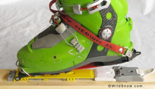 IMG_0227-boot-large Boot in binding (modern boot, sorry). Rather than messing around with an over-center pivot latch or full-on release mechanism, the Medium holds the boot heel with a simple strap system. Not particularly stable and of course no release, but simple.