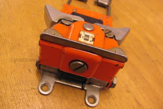 From the front, lateral release adjusment screw is visible. Release scale goes from 1 to 4, this is definitely pre DIN. From the front, lateral release adjusment screw is visible. Release scale goes from 1 to 4, this is definitely pre DIN, or perhaps