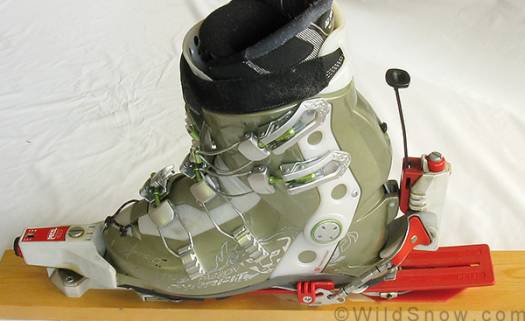 Petzl binding in alpine mode. Similarity to conventional alpine bindings of this era is obvious, and was appreciated by users concerned with the downhill performance of other randonnee bindings.