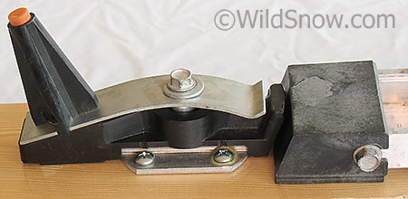 IMG_3217-heel-detail Ramer heel latch detail. You rotated the oblong plastic unit to change modes. See video. This area of the binding also provided upward (vertical) release.