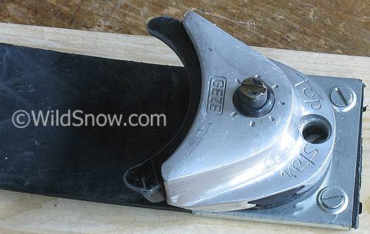 Toe is a beautifully finished aluminum Geze Top Star, which is simply screwed over the bracket holding the flexible plastic plate. Toe is a beautifully finished aluminum Geze Top Star, which is simply screwed over the bracket holding the flexible plastic plate.