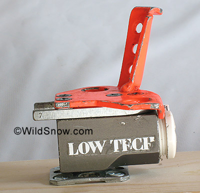 Another view of the heel unit, showing the LOW TECH badge that was added beginning with this generation. Another view of the heel unit, showing the LOW TECH badge that was added beginning with this generation.
