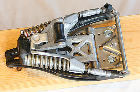 Heel unit in touring mode. Steel bar at front (right) fits under a slot/catch to lock down heel. 