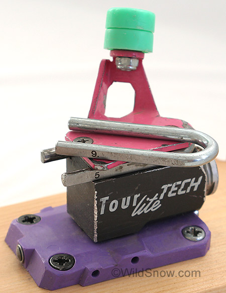 Heel unit with a DIN 5 vertical release spring, DIN 9 spring sitting on top is installed by removing the pink top plate and swapping. Heel unit with a DIN 5 vertical release spring, DIN 9 spring sitting on top is installed by removing the pink top plate and swapping.