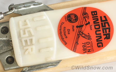 Rear area of plastic plate included a molded logo, as well as a sticker showing how to convert the binding between 'tour' and 'piste.' Rear area of plastic plate included a molded logo, as well as a sticker showing how to convert the binding between 'tour' and 'piste.'